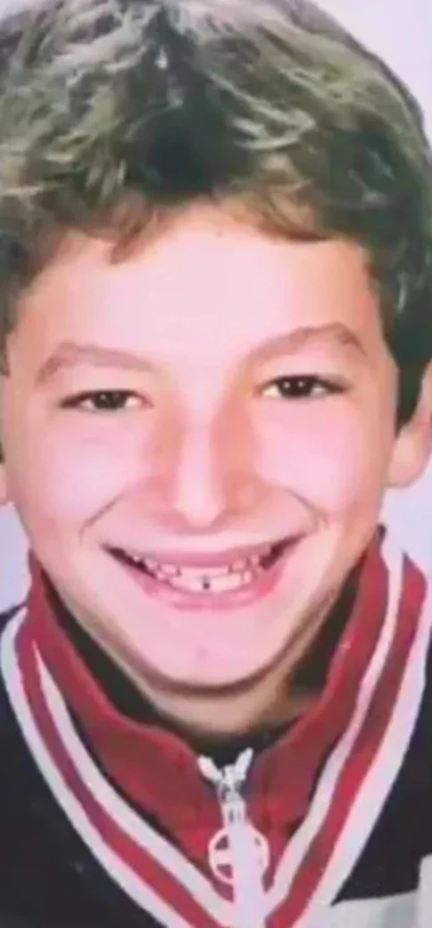 Olha como ele era quando menino. O “homem-alienígena” tem mais de 1,3 milhão de seguidores no Instagram, no qual compartilha várias imagens dos procedimentos e fala abertamente sobre seu projeto de se tornar um extraterreste.