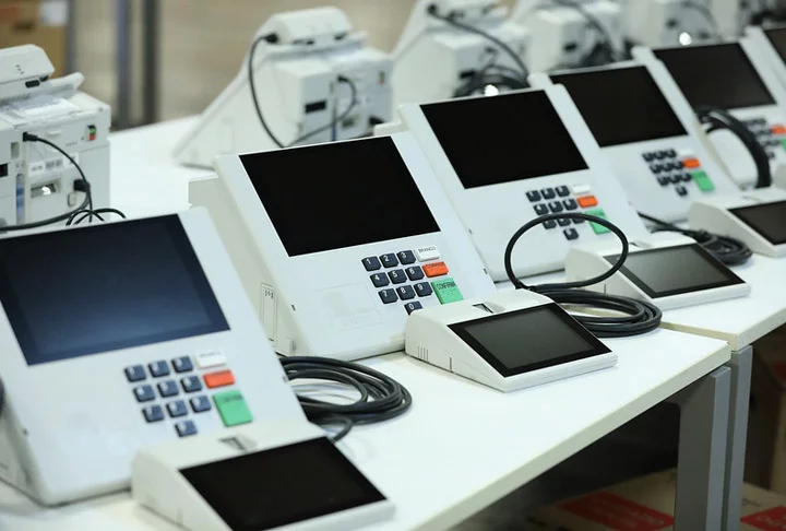 O sistema foi criado para promover a transparência e a confiança no processo eleitoral, aspectos essenciais para a manutenção da democracia.