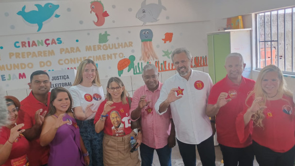 Catanho ao lado de aliados após voto na escola Celina Sá, em Icaraí, Caucaia