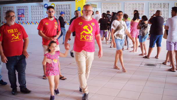 Chico Malta (PCB) vota acompanhado da neta Bianca, de 6 anos
