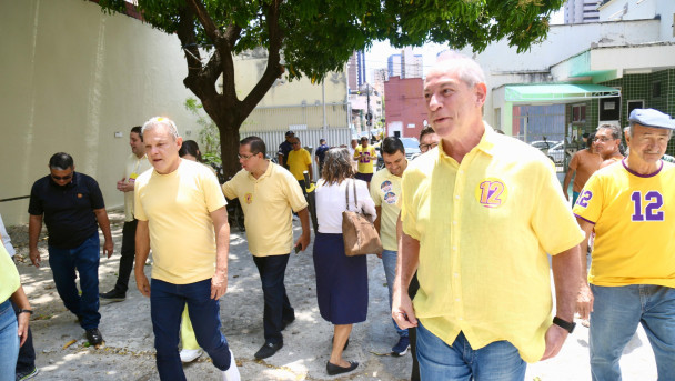 Movimentação na chegada de Ciro Gomes (PD) na secretaria de Saúde para votação