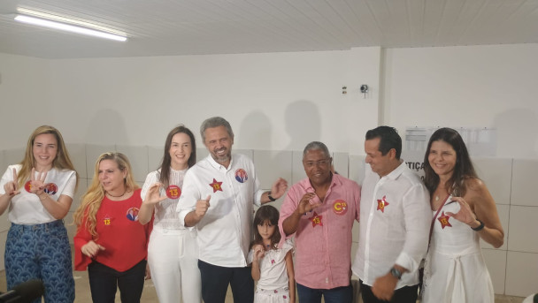 Elmano de Freitas (PT) posa para foto com aliados após voto na escola Francisco Martins, em Icaraí, Caucaia 
