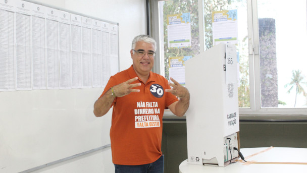 Candidato Eduardo Girão (NOVO) votando no Instituto Labomar