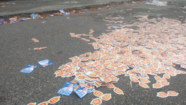 Propaganda eleitoral despejada em frente a local de votação no Montese
