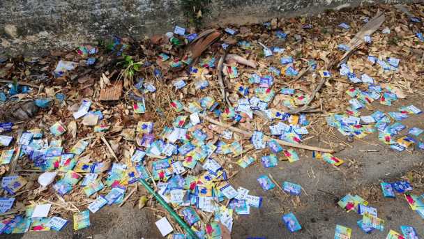 Santinhos jogados no chão em escola do Eusébio (CE)