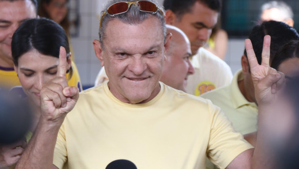 Movimentação na chegada do candidato José Sarto, e momento de votação na escola Johnson  no bairro Luciano Cavalcante