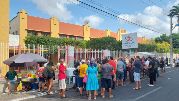 Fila formada antes da abertura da votação para as eleições municipais em Juazeiro do Norte (CE)
