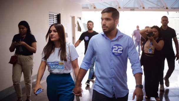 André Fernandes (PL) vota no anexo da Alece na manhã deste domingo, 6