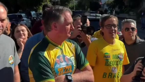 Jair Bolsonaro acompanha Ramagem em votação no Rio de Janeiro (RJ).