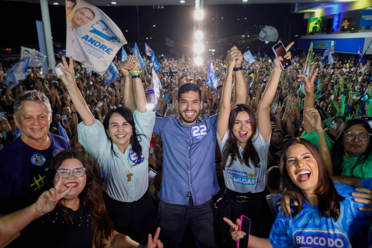 Comemoração de Andrá Fernandes no comitê com apoiadores. 