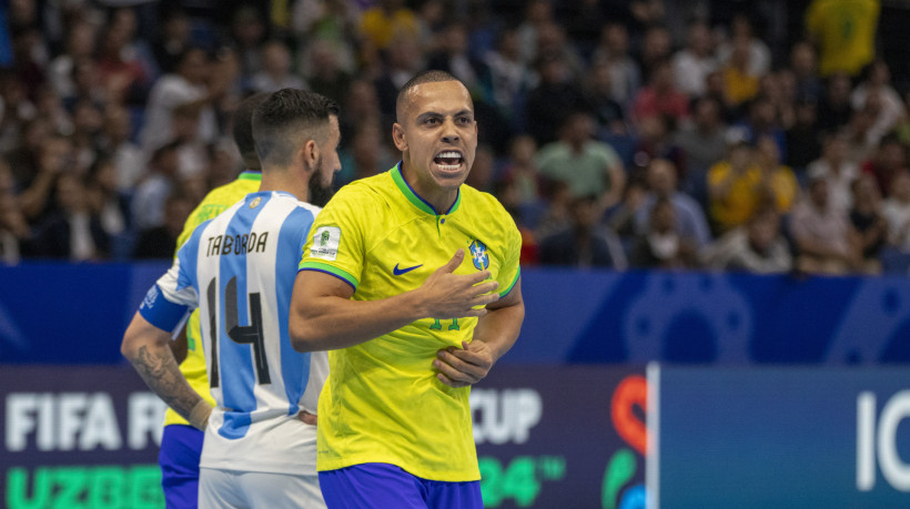 Ferrão comemora gol marcado pelo Brasil contra a Argentina na Copa do Mundo de Futsal