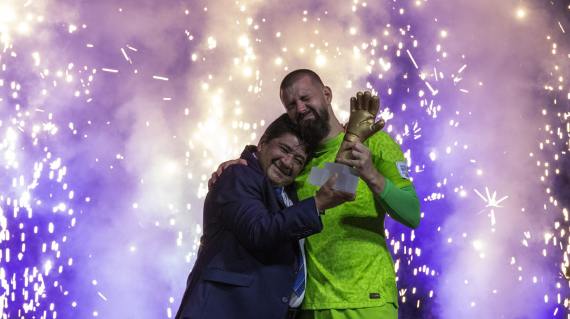 Willian recebe prêmio de melhor goleiro da Copa do Mundo de Futsal 2024