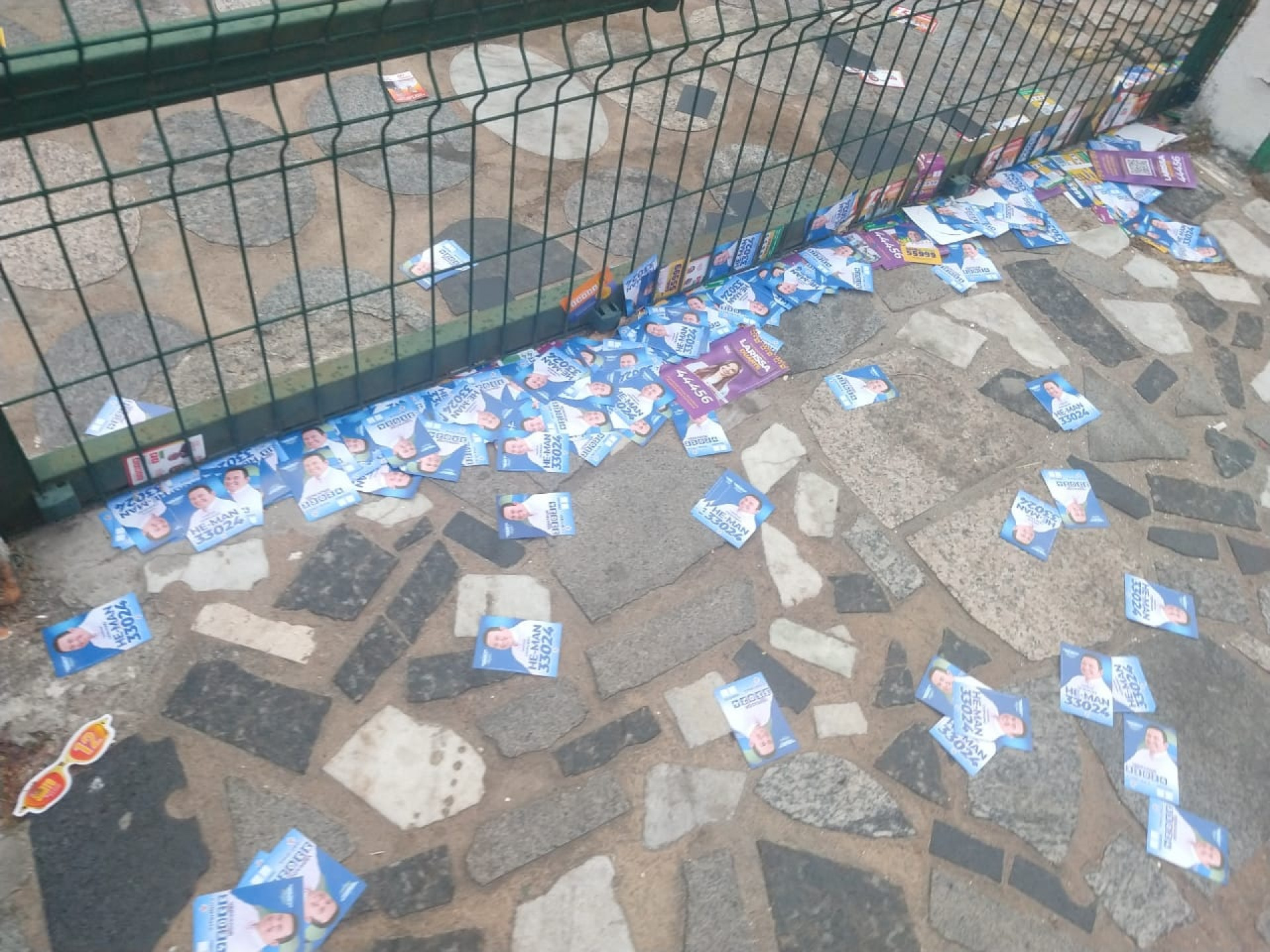 Santinhos de candidato jogados em frente a local de votação no Montese