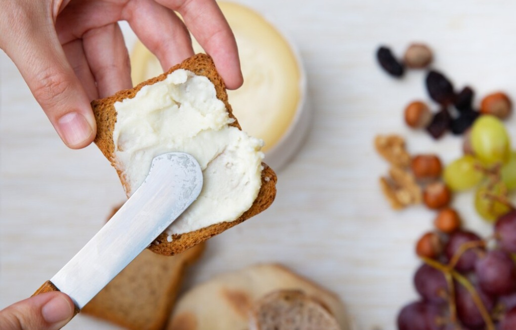 O produto também está disponível em versões light ou com adição de sabores como ervas, outros queijos e temperos como alho ou pimenta.