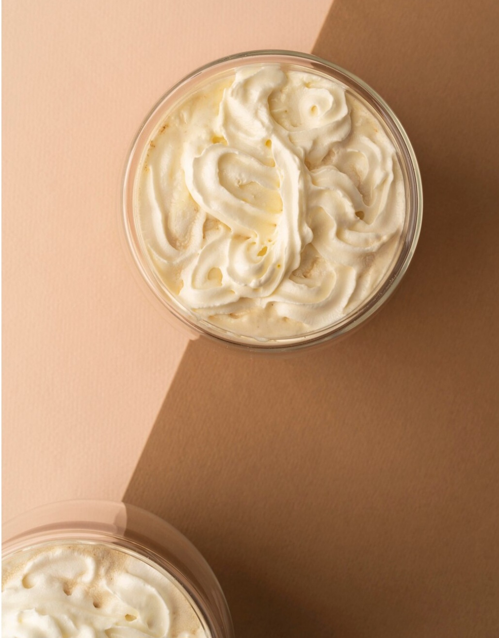 Os ingredientes básicos do requeijão são leite, coagulante (como ácido láctico), sal e, por vezes, outros aditivos para dar sabor. A qualidade do leite é crucial, pois influencia diretamente na textura e no sabor do requeijão.