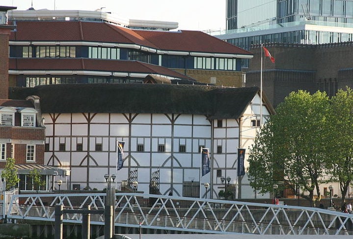 Por mais de três séculos, o Globe Theatre original permaneceu inativo. Sua memória, no entanto, perdurou como símbolo da era de ouro do teatro elisabetano e da obra de Shakespeare.