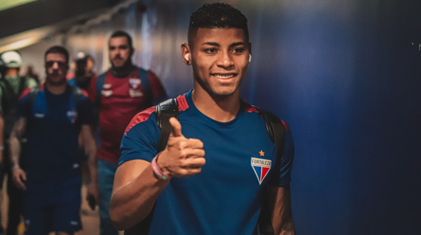 Volante Hércules na chegada ao Castelão para o jogo Fortaleza x Corinthians, pela Copa Sul-Americana 2024