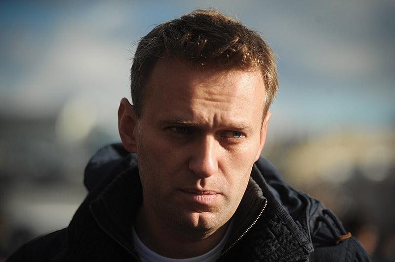 No mês anterior, Alexei Navalny, principal líder de oposição a Putin, morreu na prisão onde estava detido desde 2021. O serviço penitenciário russo declarou que ele teve uma morte súbita após caminhada, mas a comunidade internacional levantou suspeitas sobre o episódio.

