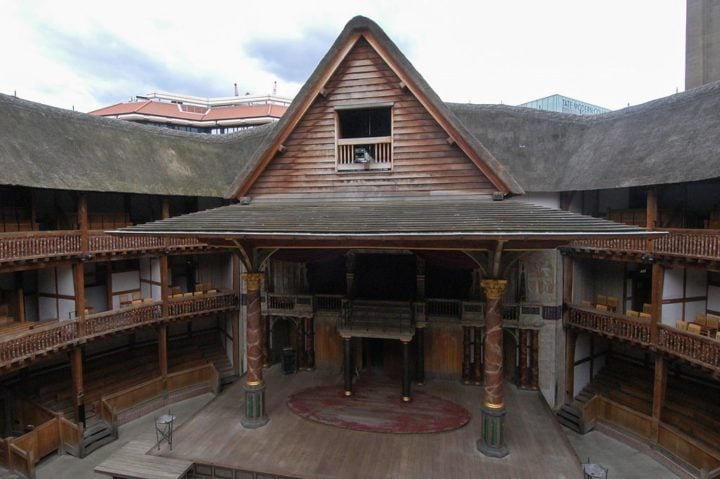 O teatro era conhecido por sua estrutura circular de madeira, com um palco aberto e um telhado de palha.
