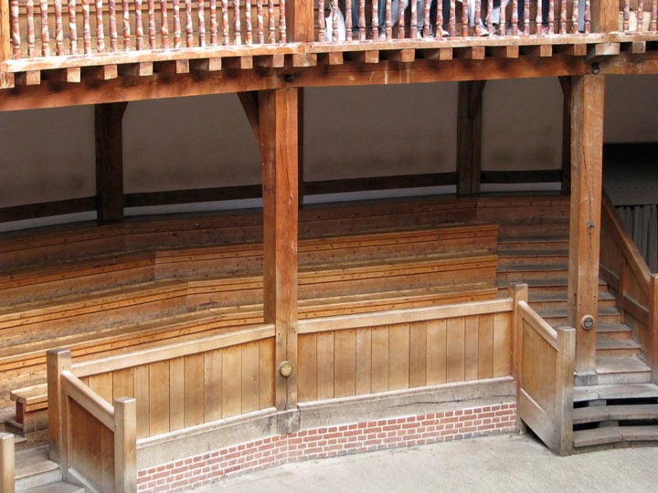 Em 1613, um incêndio acidental durante uma apresentação de Henrique VIII consumiu o teatro original. 