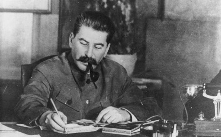 A permanência no poder por 24 anos faz do político o mais longevo no cargo desde o ditador Josef Stalin (foto), que governou a antiga União Soviética por 26 anos (entre 1927 e 1953). 
