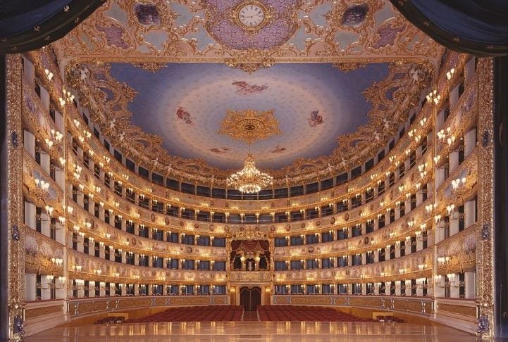 La Fenice (Veneza, Itália): Reconstruído após um incêndio em 1996, este teatro de ópera impressiona pela sua fachada neoclássica e pelo interior ricamente decorado com veludo vermelho e dourado.