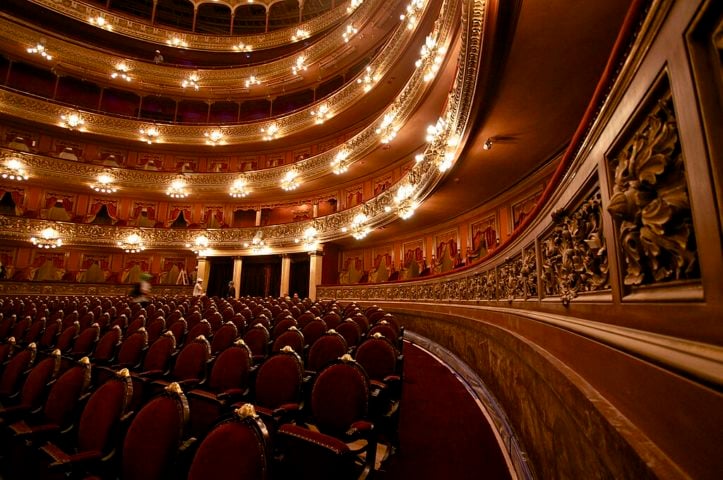 Teatro Colón (Buenos Aires, Argentina): Considerado um dos melhores teatros acústicos do mundo, apresenta uma arquitetura eclética com elementos neoclássicos, renascentistas e barrocos. O interior conta com frisos dourados e veludo vermelho.