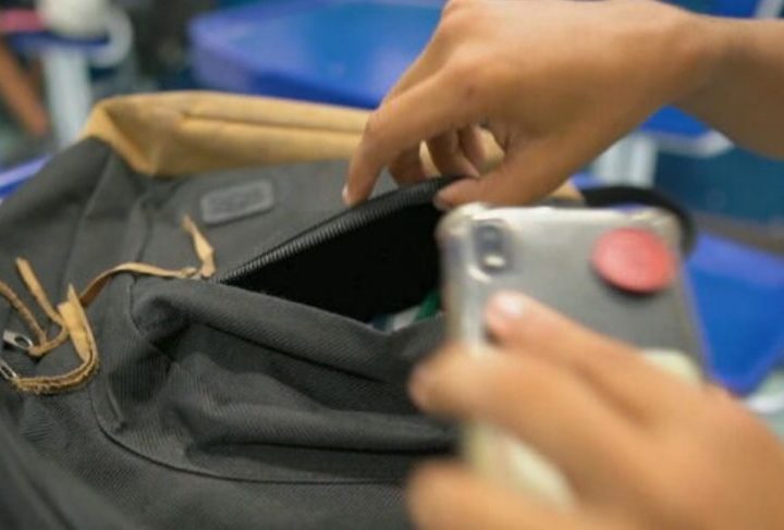 “[...] Não dá para ficar dentro da sala de aula brincando com o celular”, disse o ministro, apesar de afirmar que as escolas não deixarão a tecnologia de lado e contarão com internet e dispositivos como tablets e computadores.