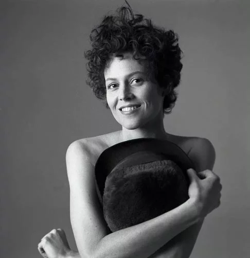 Nascida em Nova York, em 1949, ela recebeu vários prêmios ao longo de sua carreira, incluindo um British Academy Film Award, dois Globos de Ouro, um Grammy Awards, e três indicações ao Oscar.