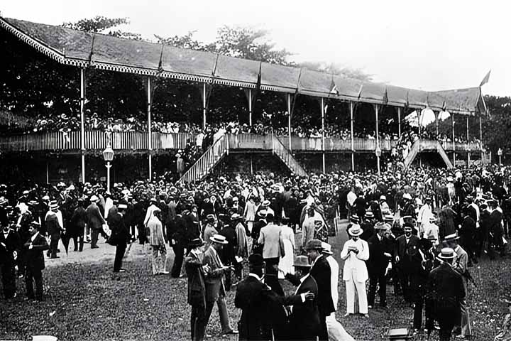 O uso de chapéus remonta à Antiguidade, com registros em várias culturas. Ao longo da história, diferentes estilos de chapéus surgiram e caíram em desuso, refletindo moda, hábitos regionais e clima. Veja alguns marcantes.