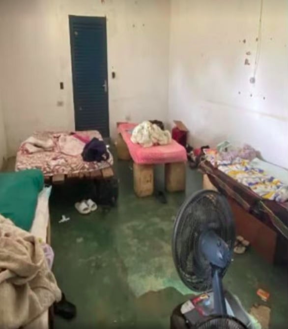 A construção estava em mau estado de conservação, com telhas fora do lugar, permitindo a entrada de água da chuva. Por conta disso, os pertences dos trabalhadores chegavam a ficar molhados.