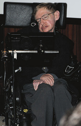 Stephen Hawking (1942-2018) - Físico e cosmólogo britânico, um dos mais prestigiados cientistas do século XX. Sofria de esclerose lateral amiotrófica, doença degenerativa, e usava a tecnologia para se comunicar por intermédio de um dispositivo gerador de fala. Ateu, defendia a ciência como ponto de união dos povos. 