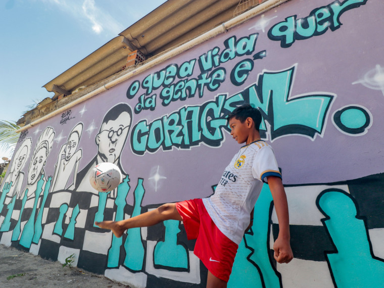 ￼JOSÉ Gabriel, de 10 anos, quer areninha mais perto de casa(Foto: Samuel Setubal)
