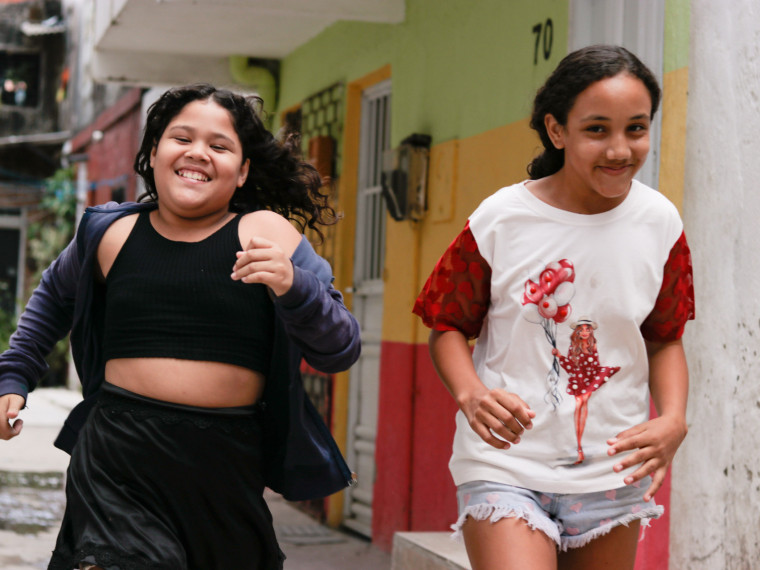 ￼ANA Maria, 11, e Sarah Rebeca, 11, celebram equipamento comunitário(Foto: Samuel Setubal)