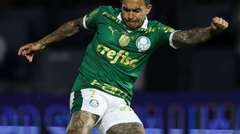 Após alguns jogos usando chuteira preta preta ‘sem marca’, o atacante voltou a usar as de sua antiga patrocinadora; entenda o caso 