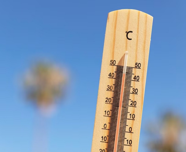 Cada vez que volta o calorão, as redes sociais lançam  sugestões para  refrescar sem gastar muito. Afinal, ar-condicionado custa caro na conta de luz. 
