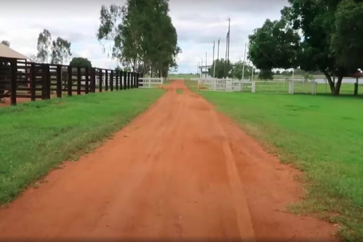 O trajeto era feito a pé, de trator ou no veículo de um dos funcionários, quando havia gasolina. Eles enchiam quatro garrafas térmicas de cinco litros cada em um bebedouro, embora essa água também não fosse tratada.