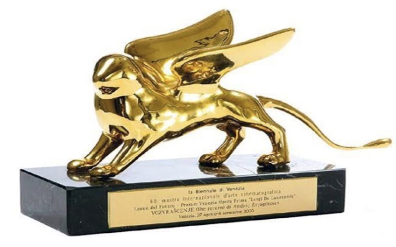 Em 28/08/2024, Weaver recebeu o Leão de Ouro em Veneza por sua carreira. Alberto Barrera, chefe do festival, declarou: Ela triunfou com 'Alien', de Ridley Scott, e se tornou uma figura emblemática dos anos 80. Contribuiu para o sucesso de filmes de James Cameron, Paul Schrader, Peter Weir, Michael Apted, Roman Polanski e tantos outros, sempre impondo sua personalidade complexa. 