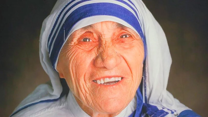 Madre Teresa de Calcutá (1910-1997), ganhou o Prêmio Nobel da Paz em 1979. Religiosa católica albanesa naturalizada indiana, ela foi canonizada em 2016. Tornou-se a Santa Teresa de Calcutá. 