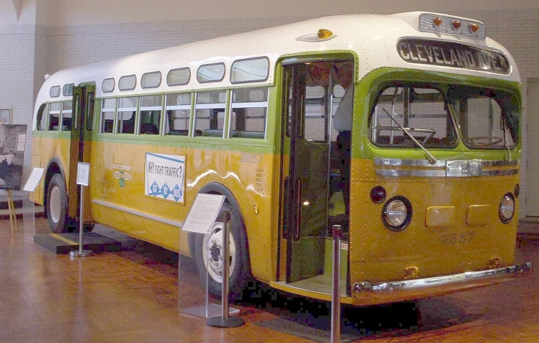 Ela escancarou a discriminação que predominava nos EUA nos anos 1950 ao ter um gesto que ficou eternizado:  não cedeu o seu assento no ônibus para um homem branco, no dia 1/12/1955, em Montgomery, capital do estado do Alabama.  