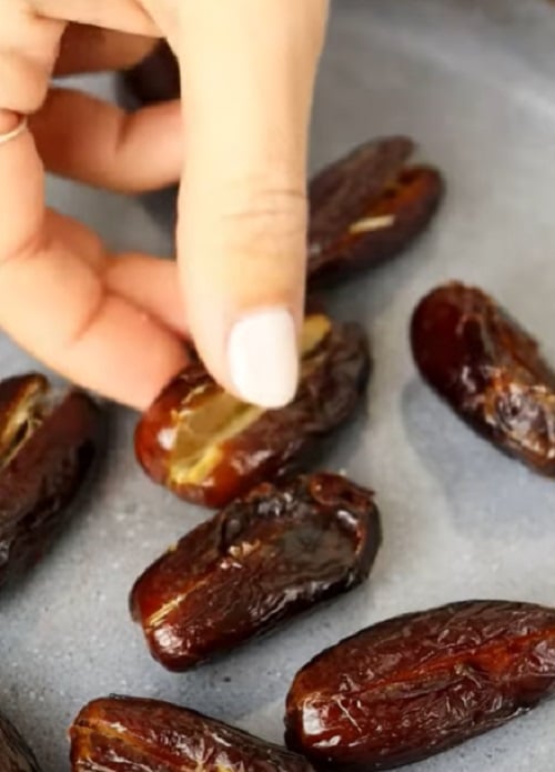 Mas atenção! As tâmaras possuem alta concentração de açúcares naturais. Assim, é crucial que diabéticos consumam a fruta com moderação para evitar picos de glicemia.