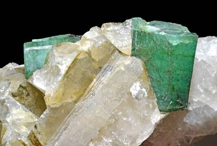 Esmeralda- Achada geralmente na cor verde devido à presença de cromo e vanádio, é uma variação  do mineral berilo. Seu preço a coloca entre as pedras mais valiosas do mundo, muitas vezes encontrada em depósitos sedimentares. As principais jazidas ficam na Colômbia, Brasil, Zimbábue e Afeganistão. Energeticamente é associada à renovação e cura.