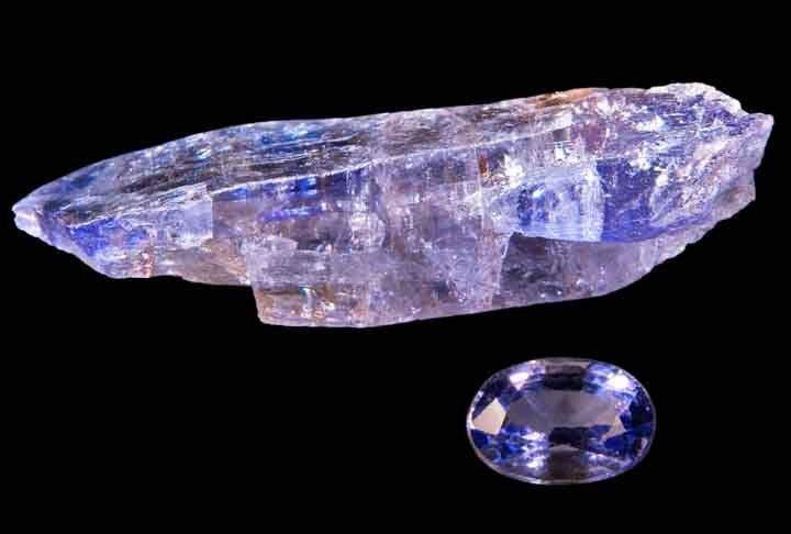 Tanzanita- Descoberta em 1967 no Monte Kilimanjaro, na Tanzânia, país que abriga a única fonte dessa pedra rara e muito valorizada. Da família do mineral zoisita, tem cor azul-violeta. Com base na Escala de Dureza de Mohs – que mede a resistência das pedras preciosas de um a dez – a Tanzanita apresenta 6,5 a 7, requerendo delicadeza no manejo.