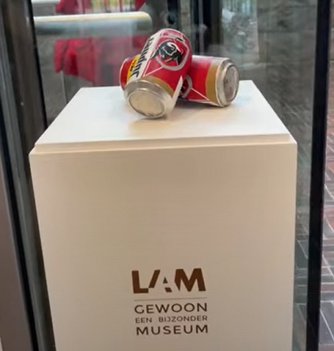 As latas foram recuperadas de um saco de lixo, limpas, e colocadas em um pedestal na entrada do museu.