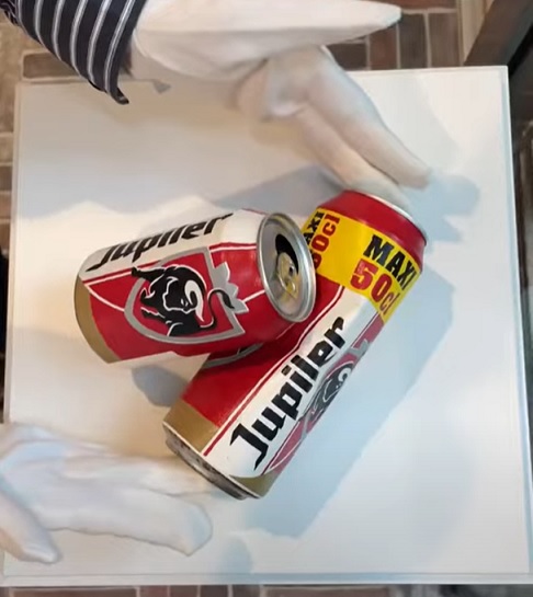 A escolha de deixar a peça naquele local fazia parte da abordagem característica do museu de apresentar obras de arte em espaços pouco convencionais.