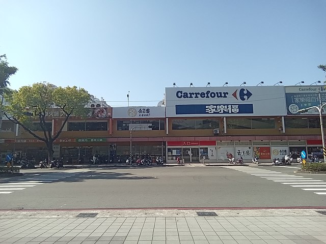 Primeiro: O Carrefour é uma das maiores redes de varejo do mundo, destacando-se pelo seu amplo portfólio e presença em diversos segmentos. No Brasil, a empresa opera uma vasta rede de hipermercados, supermercados e lojas de conveniência, oferecendo uma grande variedade de produtos, incluindo alimentos, eletrônicos, vestuário e itens para o lar. Teve um faturamento de R$ 60 bilhões em 2023.