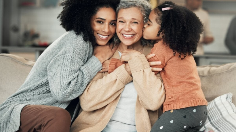 Cada fase da vida traz desafios únicos; a autovalorização nos ensina a enfrentá-los com força e dignidade (Imagem: PeopleImages.com - Yuri A | Shutterstock) 