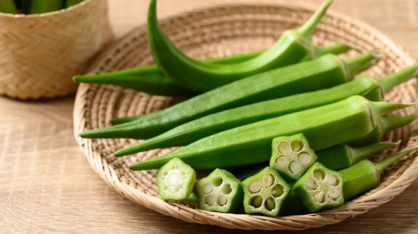 O quiabo é rico em fibras e vitaminas (Imagem: Nungning20 | Shutterstock)