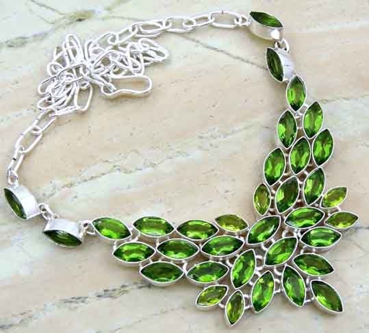 Pedras preciosas são minerais, gemas ou cristais valiosos que, devido à sua raridade, beleza ou durabilidade, são considerados dignos de adornar joias. 