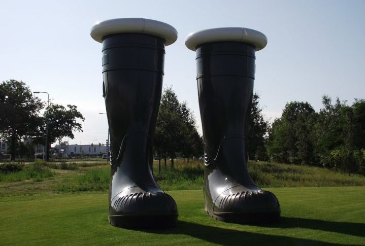 Em uma de suas principais características, a arte moderna questiona o que é considerado arte e frequentemente busca provocar o público.